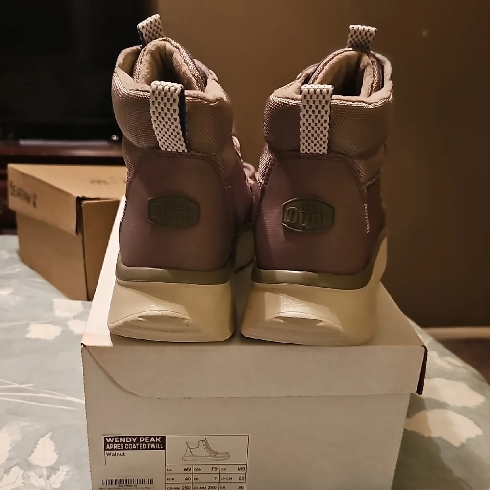 Hey Dude Women's Winter Boots Tan In Color - Picture 4 of 5